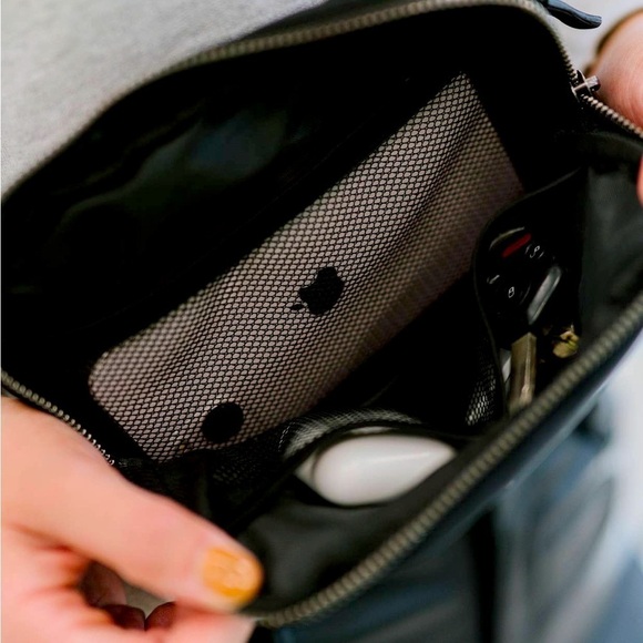 Brand New Crossbody Fanny Pack Belt Bag ~in Black 🖤 - Picture 8 of 9